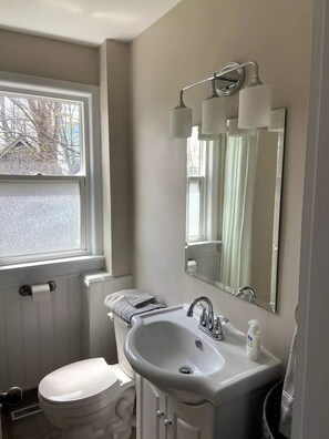 Shower, hair dryer, towels, soap - 5 mi Drive to the Beach! (Charlottetown)