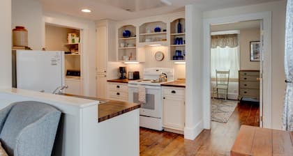 Charming Cottage on quiet street in Historic Eastport
