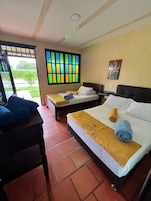 Muebles diferentes, wifi gratis y ropa de cama 