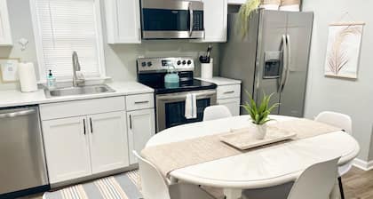 2 Bedroom Cottage10 min from Downtown! Pet & Family Amenities Available