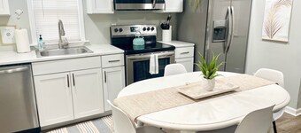 2 Bedroom Cottage10 min from Downtown! Pet & Family Amenities Available