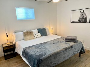 2 bedrooms, iron/ironing board, WiFi, bed sheets - Uniquely remodeled historical district home in Phoenix (Phoenix)