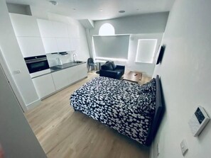 1 bedroom, WiFi, bed sheets - entire studio flat in Ilford town centre 2 minutes from train station (Ilford)