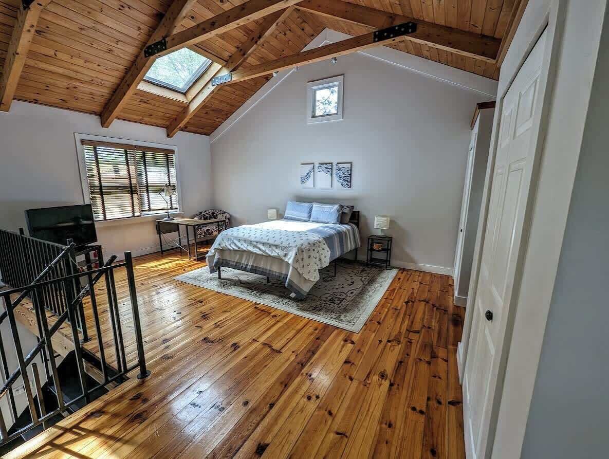 1 bedroom, desk, iron/ironing board, WiFi