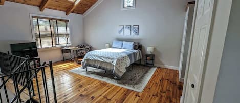 1 bedroom, desk, iron/ironing board, WiFi