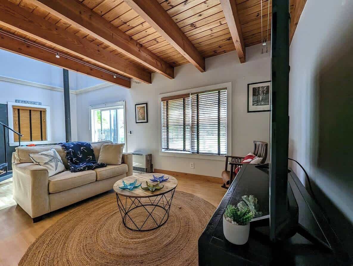 TV, fireplace, offices