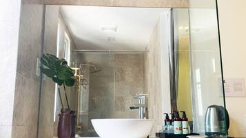 Kamar Double Standar, 1 Tempat Tidur Queen | Kamar mandi | Shower, pancuran hujan, perlengkapan mandi gratis, dan pengering rambut