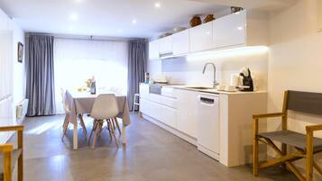 Een koelkast, een magnetron, een oven, een vaatwasser