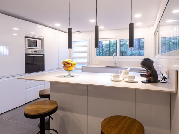 Réfrigérateur, micro-ondes, four, lave-vaisselle