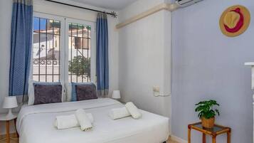 1 slaapkamer, een strijkplank/strijkijzer, reisbedje, gratis wifi