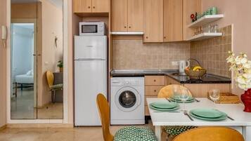 Een koelkast, een microgolfoven, een kookplaat