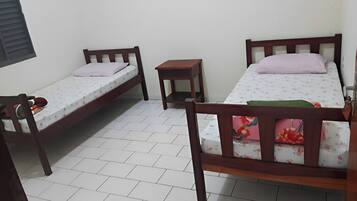 Quarto duplo básico, varanda coberta, vista para o pátio | Quartos à prova de som, Wi-Fi de cortesia, roupa de cama