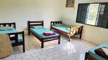 Quarto quádruplo básico | Quartos à prova de som, Wi-Fi de cortesia, roupa de cama
