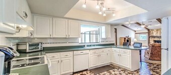 Relaxing Country Farmhouse with Hot Tub and Goats Sleeps 12