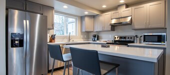 Modern Townhome North Beacon Hill - 5 minutes to Downtown