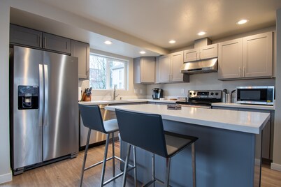 Modern Townhome North Beacon Hill - 5 minutes to Downtown