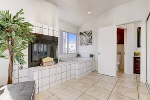 Bathroom - Oceanview Huge Decks Trilevel Sleeps 16+Guesthouse (San Diego)