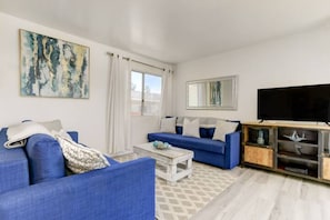 Living area - Oceanview Huge Decks Trilevel Sleeps 16+Guesthouse (San Diego)