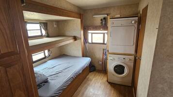 1 habitación, tabla de planchar con plancha, wifi gratis y ropa de cama