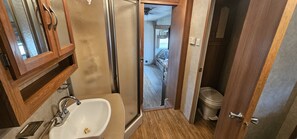 Douche, serviettes fournies, savon, shampoing