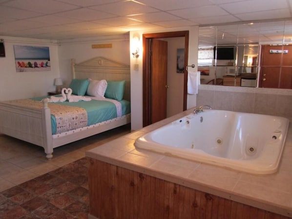 Tabla de planchar con plancha, wifi gratis y ropa de cama