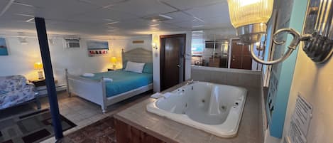 King Jacuzzi (Basement) | 1 bedroom, iron/ironing board, free WiFi, bed sheets