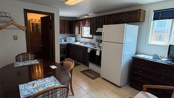 Queen Bed Full Kitchen (Steps Required) | 1 bedroom, iron/ironing board, free WiFi, bed sheets