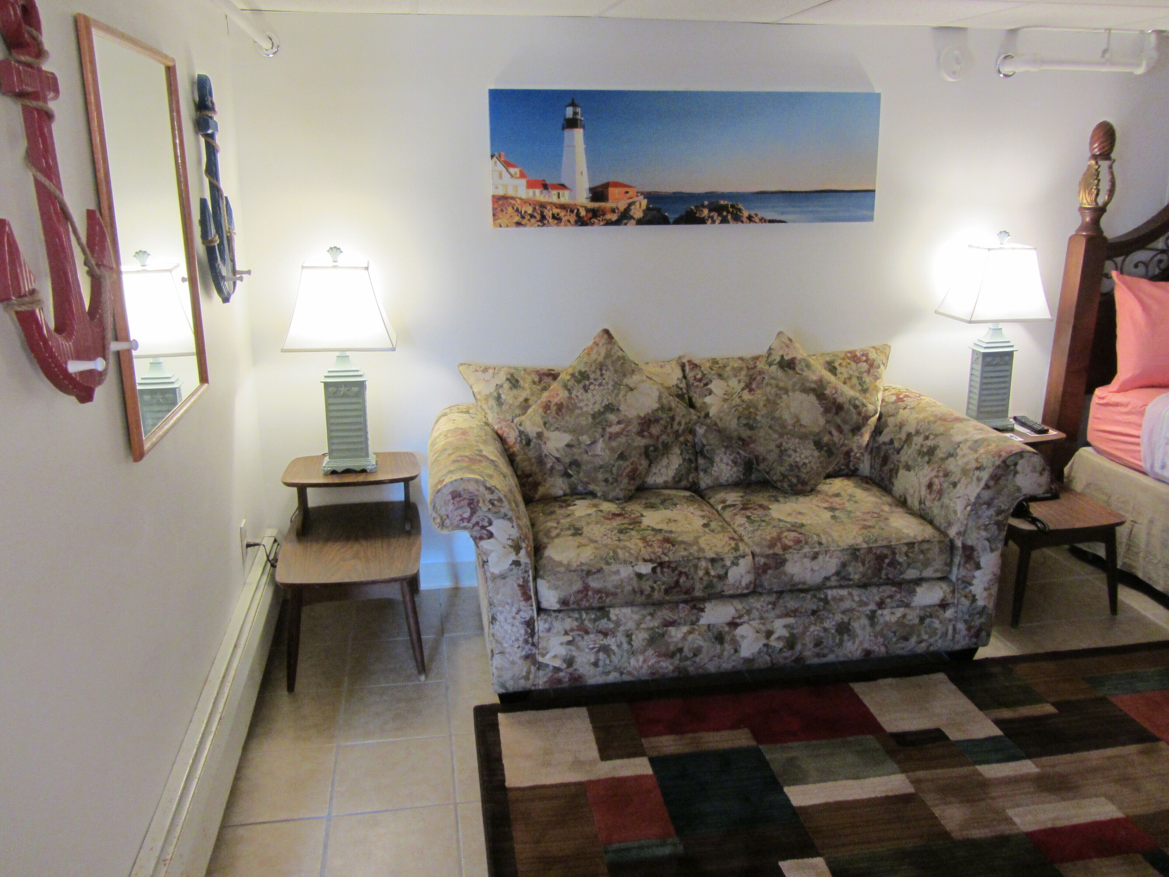 蜜月客房, 1 张特大床, 按摩浴缸 | 起居区 | 32-英寸电视（配备有线频道）