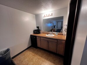 Tina con regadera, secadora de cabello, toallas