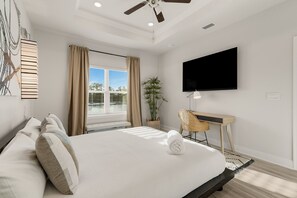 4 bedrooms, desk, iron/ironing board, free WiFi -  Includes Golf Cart . Walk to beach, Heated pool, Bikes, sleeps 10 (Port St. Joe)