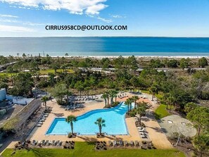 Una piscina al aire libre, una piscina climatizada