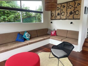 Smart TV - Just ONE Minute TO Medlands Beach (Auckland)