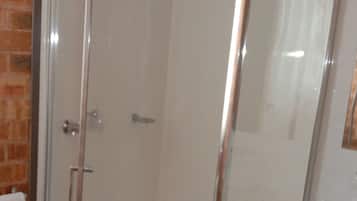 Douche, douche à « effet pluie », sÚche-cheveux, savon