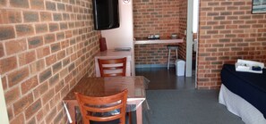 Soundproofing, iron/ironing board, free WiFi, bed sheets - The Lydoun Motel (Chiltern)