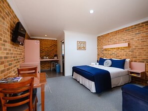 Deluxe Double Room | Soundproofing, iron/ironing board, free WiFi, bed sheets
