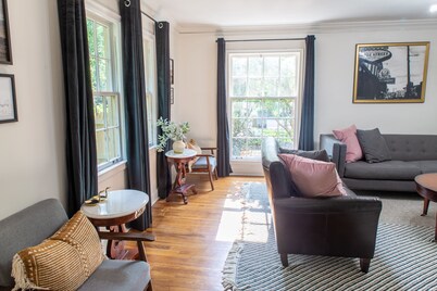 J Birds' Cottage in the heart of Midtown