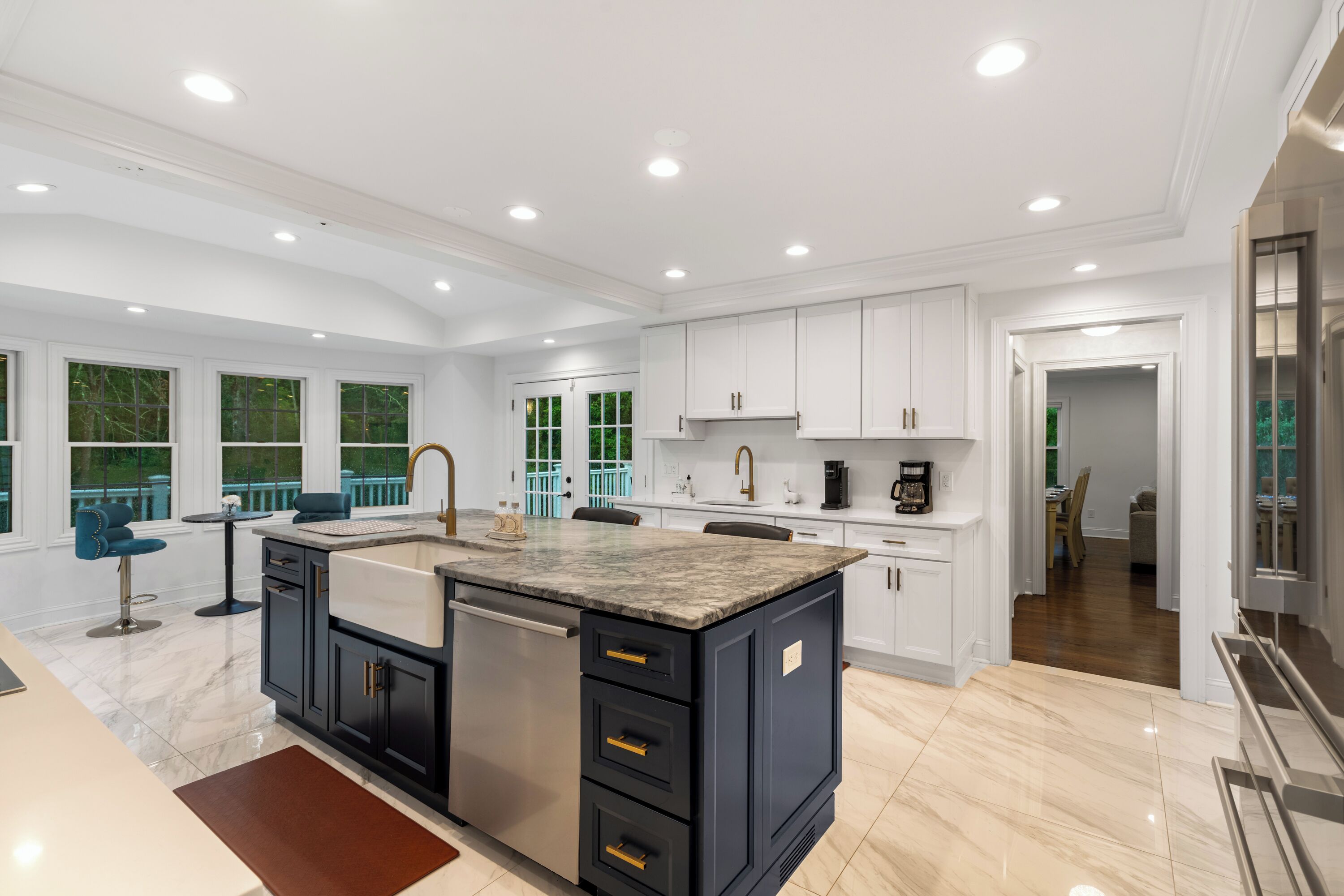 冷蔵庫、電子レンジ、オーブン、コンロ