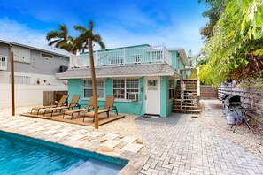 A heated pool, pool loungers - 2-story duplex near beach with heated pool, grill, W/D, streaming (Bradenton Beach)