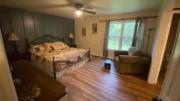 3 bedrooms, desk, iron/ironing board, travel crib