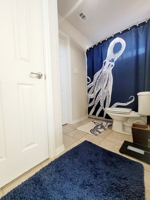 Dusj, boblebad, hårføner og håndklær