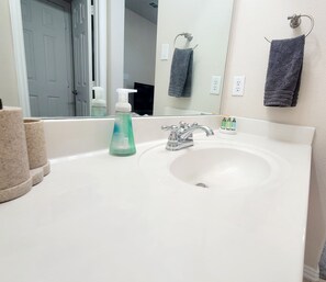 Dusj, boblebad, hårføner og håndklær