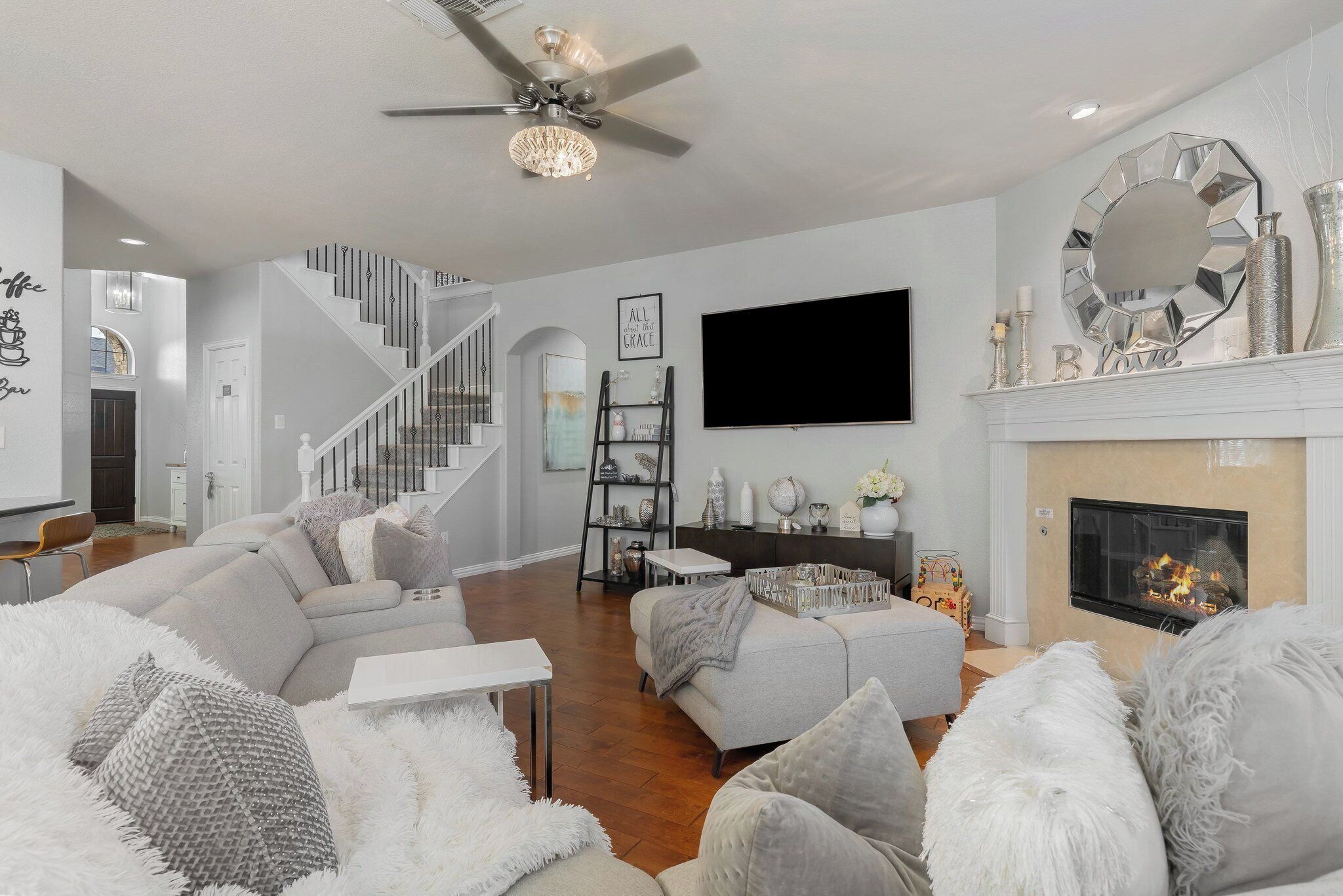 スマートテレビ、暖炉、テーブルサッカー台