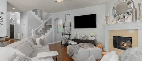 スマートテレビ、暖炉、テーブルサッカー台