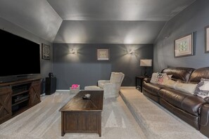 TV connectée, cheminée, baby-foot