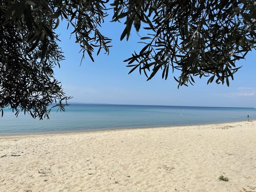 Das gemütliche Dora's Beach House bietet einen Panoramablick auf das Meer!