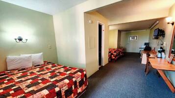 Tabla de planchar con plancha, wifi gratis y ropa de cama