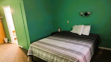 Iron/ironing board, free WiFi, bed sheets