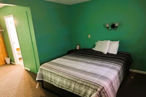 Iron/ironing board, free WiFi, bed sheets
