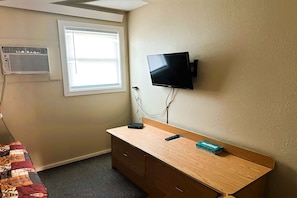 Iron/ironing board, free WiFi, bed sheets