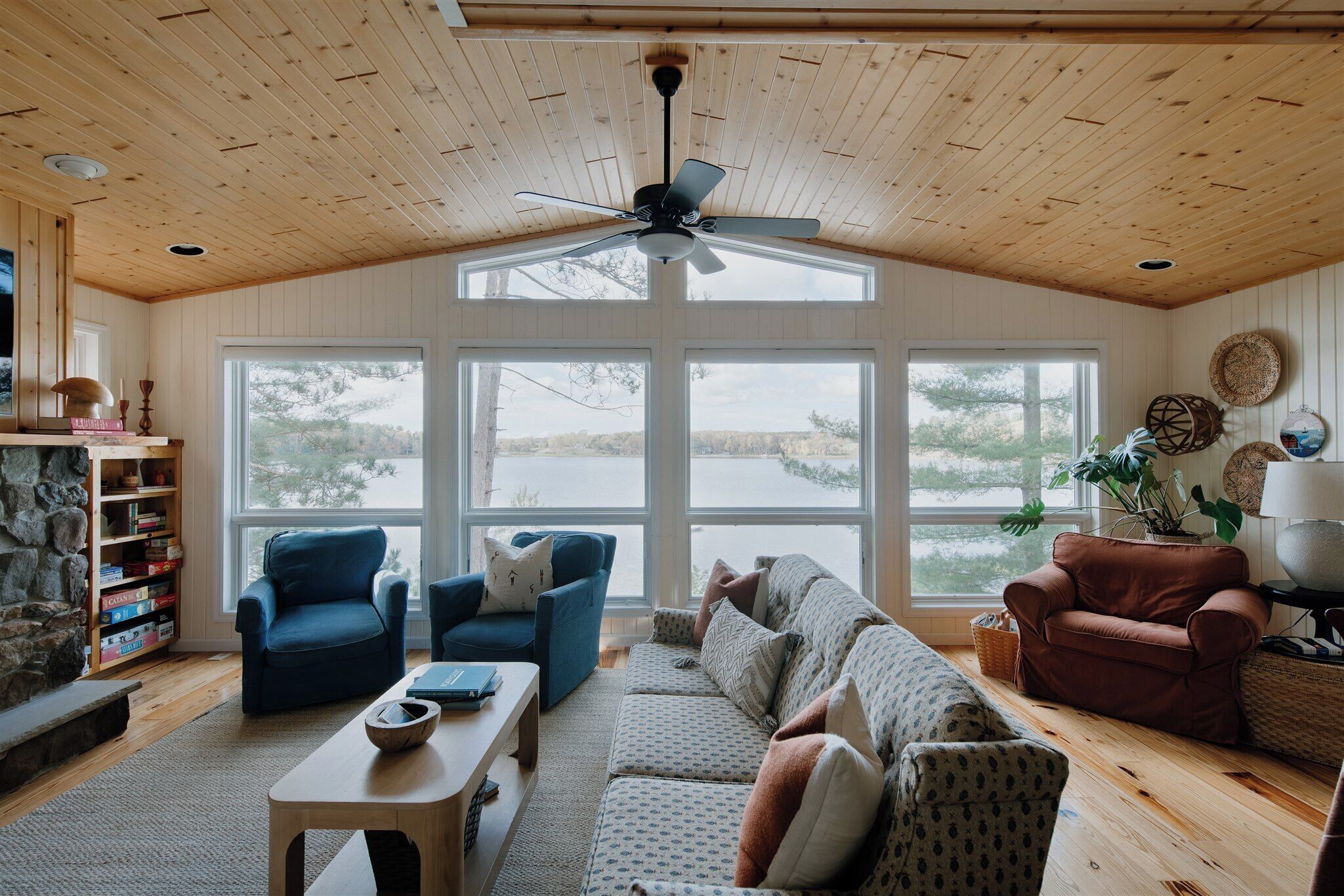 Smart-TV, Kamin, DVD-Player, Bücher